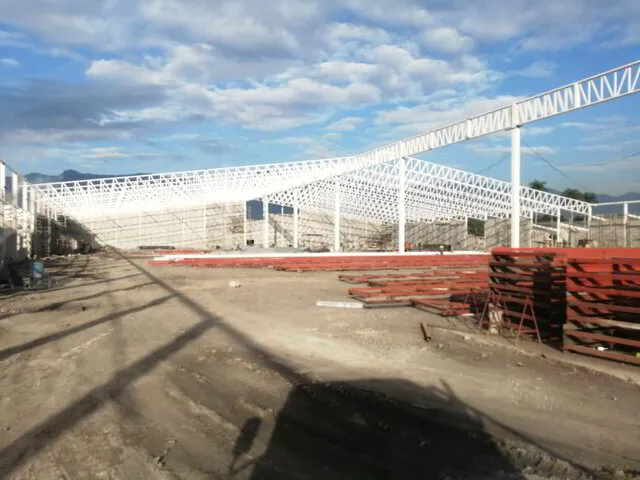 Estructura metálica de una nave industrial en construcción