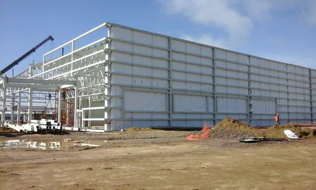 Nave industrial construida con estructura metálica