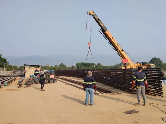 Equipo realizando maniobra de montaje de estructura metálica