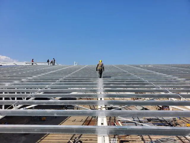 Instalación de estructura de cubierta metálica