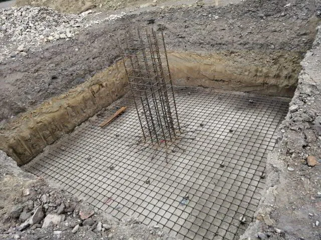 Cimentación reforzada con acero para una obra civil