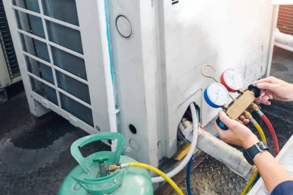 Técnico comprobando un sistema de refrigeración